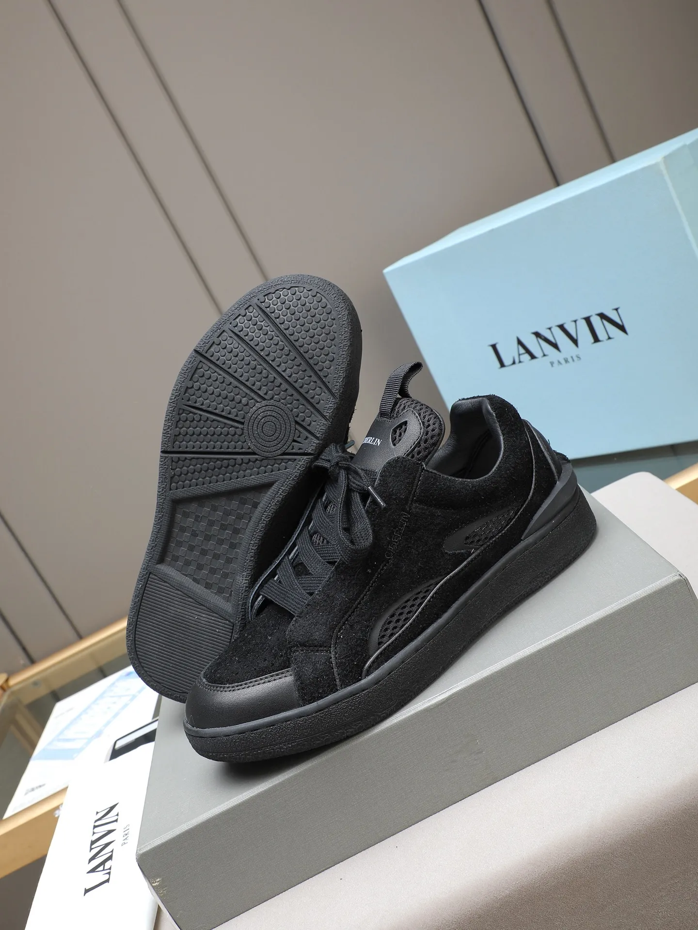 Men's shoes 💰640 [LANVIN] The latest fashionable item! High quality CLAY series‼ ️ The latest trendy products of the season 🌈Many bloggers have planted grass and purchased the original open-mold customization. The upper and outsole are sewn with mark threads without edge sealing. Multiple material splicing combination design. Very versatile for fashionable and casual wear. Comfortable on the feet. Self-recommended. Upper cowhide + cow suede + breathable mesh lining. Foot-padding cowhide. Exclusive original open-mold clear logo rubber outsole ⚠️38-44 (customized for 45)